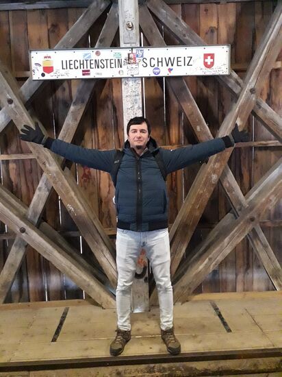 Abbildung 2. Alte Rheinbrücke und die freie Grenze zwischen Liechtenstein und der Schweiz in der Mitte der Brücke