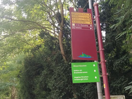 Beginn des Drachenfelsen-Wanderweges
