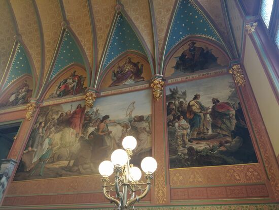 Fresken und Innengestaltung des Eingangsbogens Drachenburg