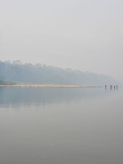 Einheimische überqueren den East Rapti  River
