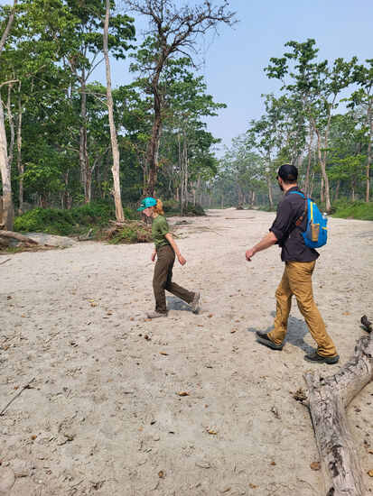 Ein ausgetrockenetes Flussbett im Chitwan Nationalpark