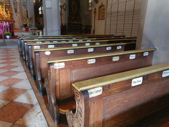 Angeschriebene Kirchenplätze. Dies galt jedoch nicht als Platzreservation, sondern war nur ein Zeichen einer namhaften Bankspende.