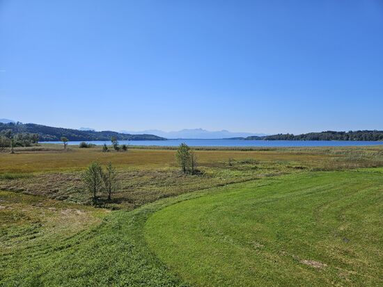 Blick über den Simssee in die bayrischen Alpen