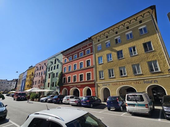 Es scheint das Gesetz zu herrschen, dass keine Fassade mit der gleichen Farbe bestrichen sein darf wie die angrenzenden.