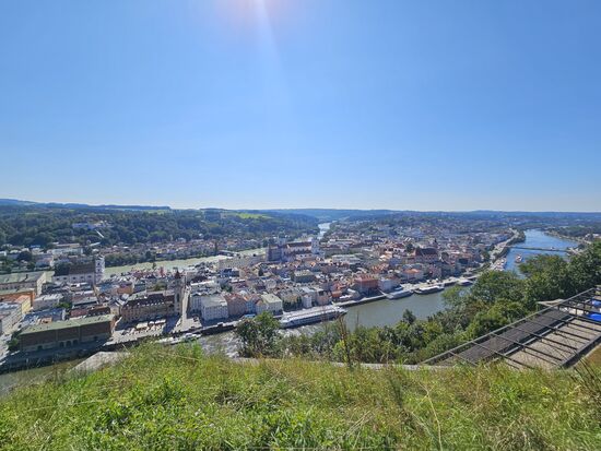 Blick auf Passau. Vorne im Bild Donau, hinten Inn.