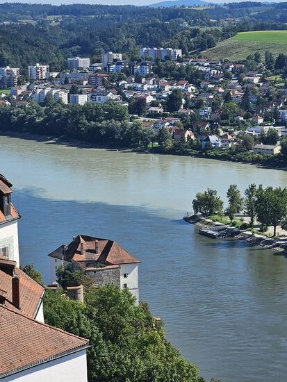Drei-Flüsse-Eck: Ganz links hinter der Burg (nicht im Bild) Mündung von Ilz in Donau, und Zusammenfluss Donau/Inn.