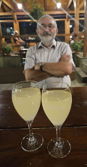 Zwei "Sturm" (gemäss Recherche genau das Gleiche wie in der Schweiz Suuser und in Deutschland Federweisser)