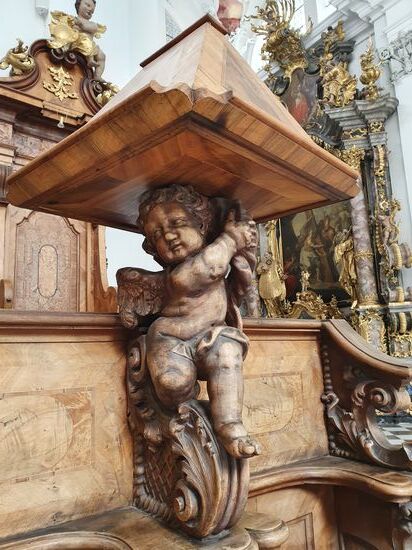 Drehbahrer Buchständer über geschnitztem Engel