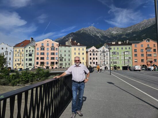 Im Hintergrund das Hotel Mondschein (rosa/oranges Gebäude)