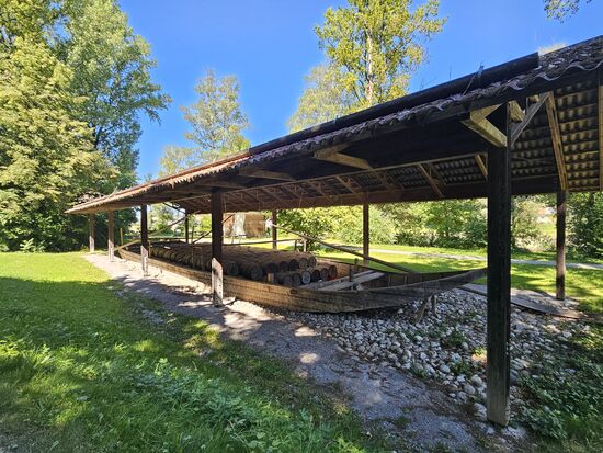 Ein ehemaliges Transportschiff auf dem Inn