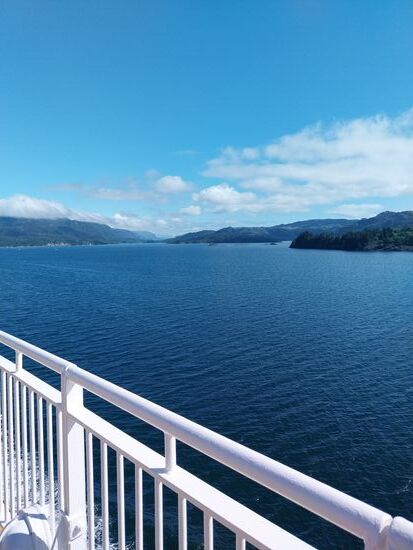 An Deck gibt's zwischen Stavanger und Bergen die ganze Zeit Ausblicke auf die fantastische norwegische Fjord- Landschaft!