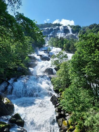 Fossen fosse- einer der vielen gigantischen Wasserfälle- in der Nähe von Odda