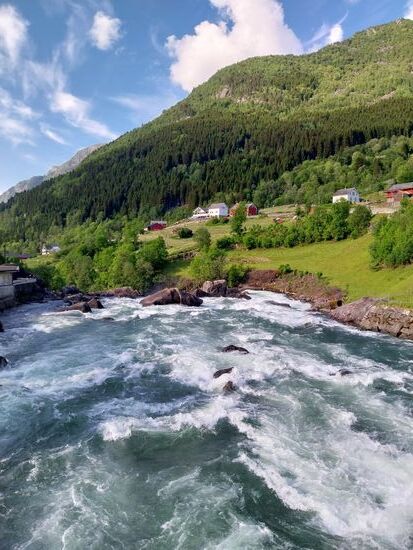 Der reißende Fluss Opo fließt durch Odda.