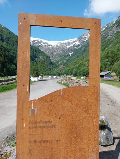 Eintrittsschild zur Gletscherwanderung Bluarbreen