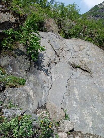 Bei sehr steilen Passagen gab es Ketten oder Seile als Kletterhilfe.