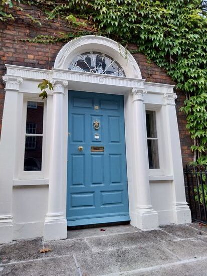 Eine Reise ist wie durch eine neue Tür gehen, wir wissen nie,  was uns dahinter erwartet.