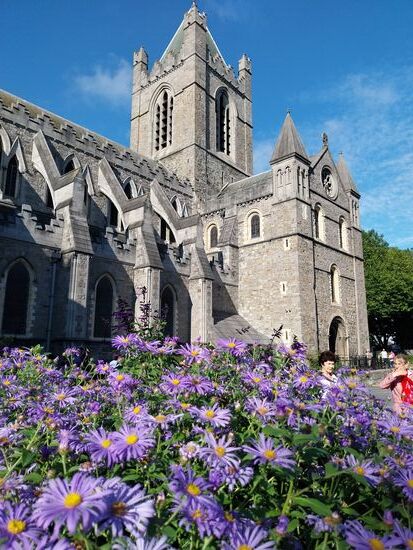 Christ church- ein spiritueller Moment im lautem Treiben der Großstadt- man legt die Ellenbogen auf ein Geländer und hält die Hände hinter die Ohren mit Blick auf die Cathedrale ertönt Musik- wunderschön!