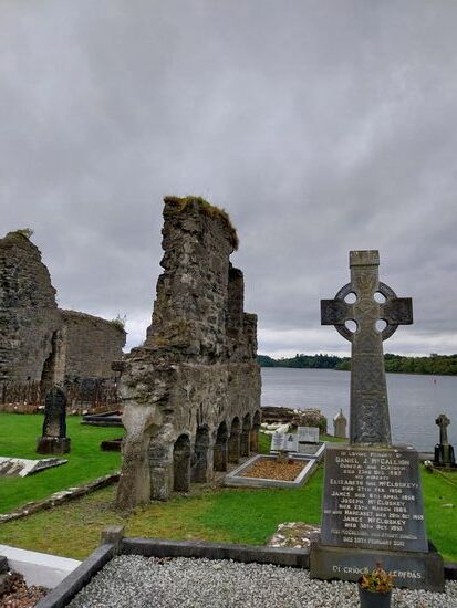 Donegal- Kirchenruine mit Friedhof