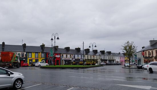Charlestown- Busstopp im Landesinneren im Westen
Unterstellen mit allen Mitreisenden im kleinen Supermarkt- Eingang