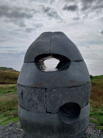riesige Steineier am Wegesrand- mit Durchguck