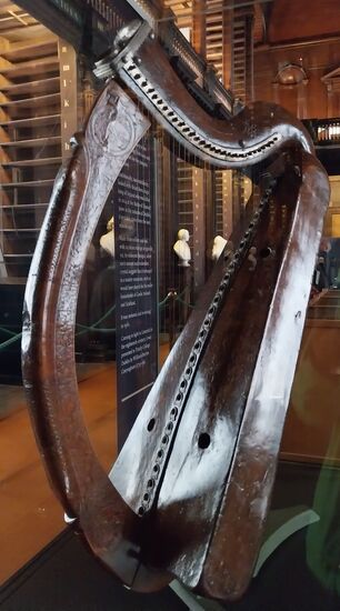 Die Harfe- uraltes Symbol für Irland
Brian Boru Harp aus dem späten Mittelalter im long room (book of kells)
Mittlerweile auch Symbol vom Guinness.