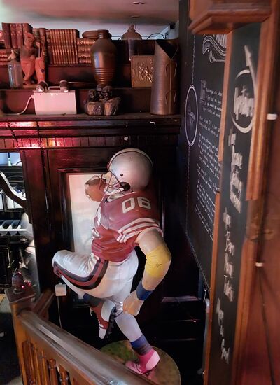 Trinity Bar- auf grossen Bildschirmen läuft Rugby und gleichzeitig live- Musik, wie in vielen Pubs