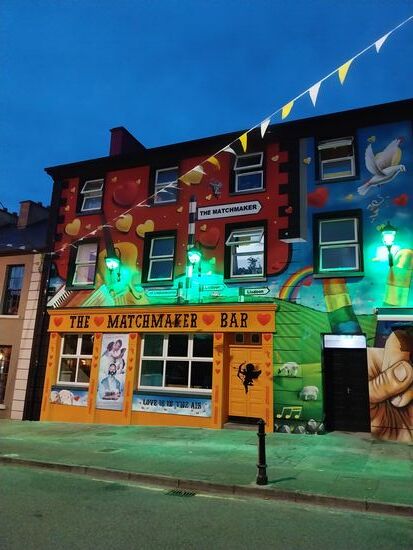 Schräg gegenüber von unserem Hotel der Matchmaker- Heiratsvermittler- Bloß Abstand halten