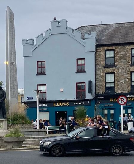 Clifden- laut hupend fahren viele Autos durch den Ortskern, viele jüngere Mädchen (ca.12 J,) hängen im Sportshirt mit Medaille aus dem Autofenstern. Sie haben im Football gewonnen, erzählt uns stolz ein Vater.
Sport hat in Irland einen großen  Stellenwert.