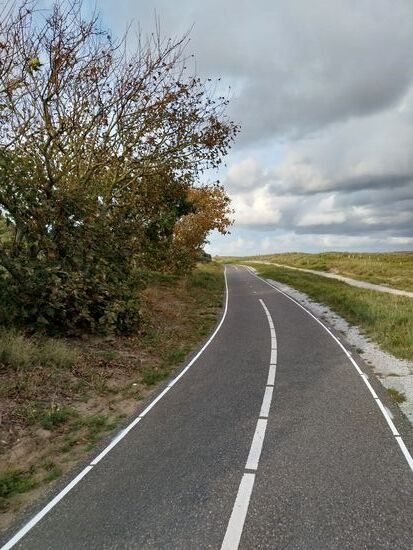 Wir starten die Reise über die Niederlande:
- 1. Etappe ist Harlingen, dann Katwiejk
Weiter geht's über Belgien nach Calais. 
In den Niederlanden gibt's wunderbare Radwege- hier oben im Bild zwischen Den Haag, Scheveningen und Katwiejk (50 km hin und zurück).