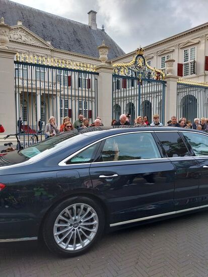 Den Haag- hier kann man der königlichen Familie begegnen, so wie wir hier zufällig der Königin Maxima- sie winkt uns aus dem Auto zu 