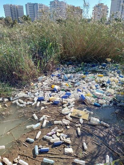 Da fehlen einem die Worte-
aufgenommen in Guademar, könnte hier aber überall sein! 
LEIDER sieht man das hier in Spanien häufiger als man möchte! Ein paar Meter weiter stehen einheimische Angler am Fluss, sie scheint es nicht zu stören.