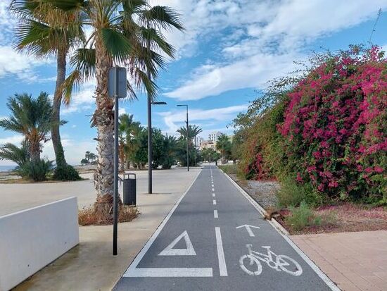 Gute spanische Infrastruktur: die Straßen sind hier an der Mittelmeerküste alle super in Schuss. Zum Teil gibt's auch toll angelegte Radwege direkt am Meer entlang- manchmal enden sie aber plötzlich im Nichts.