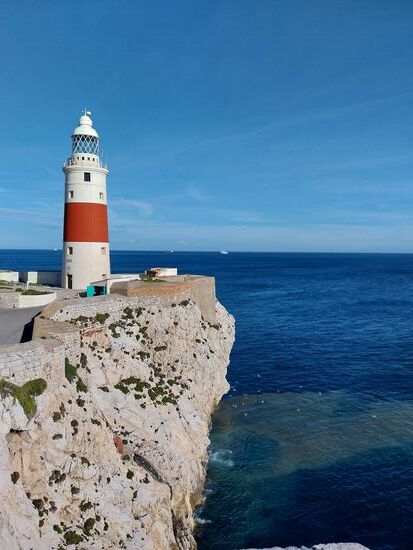 Europapoint- südlichste Spitze von Gibraltar, die Schiffe ziehen vorbei und man sieht Afrika im Hintergrund (diesmal bei herrlichem Sonnenschein !)