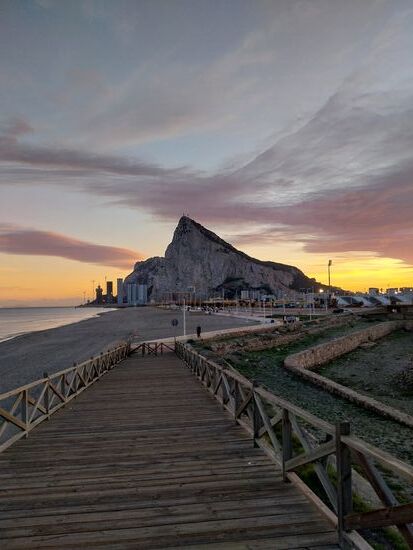 Sicht auf Gibraltar von La Linea im Abendlicht