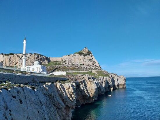 Blick von der südlichen Spitze von Gibraltar auf die Moschee und "the rock"