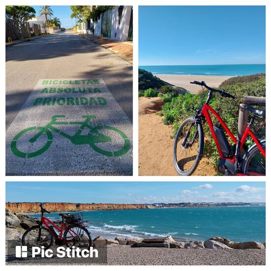 Bild oben: Straße in Roche- Fahrräder haben Vorfahrt- Radtour zum Hafen von Conil