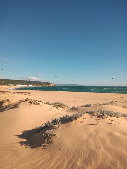 Sehr viele Kitesurfer nutzen den Strand in der Nähe des Cap Trafalgar bei Caños des Meca oder El Palmar, dort sind auch zahlreiche kleinere Restaurants und Surfshops.