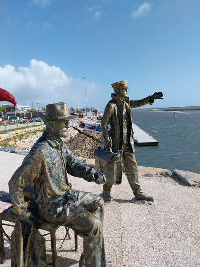 Reisende in Bronze in Olhão