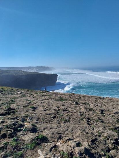 Portugiesischer Angler an der Felskante- Monte Clerigo bei Aljezur