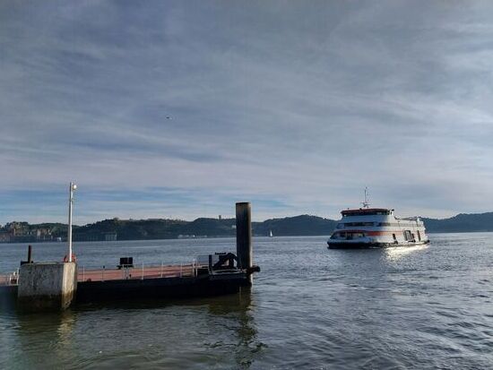 Die kleine Auto-Fähre fährt zwischen Lissabon-Belem und Trarifa über den Tejo (Person 1,70 pro Überfahrt).