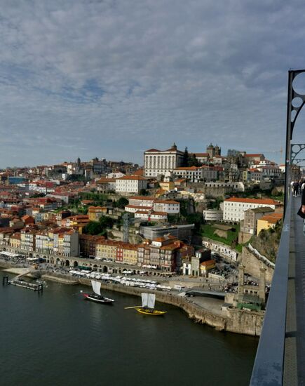 Porto- Blick von der Brücke (Ponte Dom Luís I) auf das Stadtviertel Ribeira