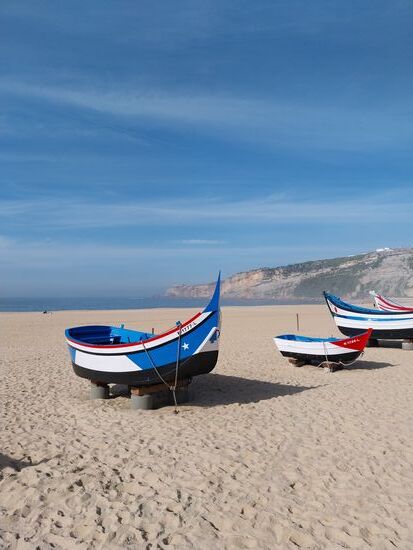 Alte Fischerboote (Strandmuseum) in Nazaré, heute fahren die Fischer mit modernen, sehr großen Trailern raus, die lagen im Hafen