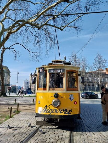 Auch in Porto fährt eine alte Strassenbahn