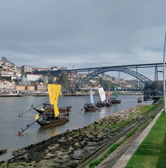 Porto- Villa Nova de Gaia mit Blick auf die Bogenbrücke über die unten Autoverkehr und oben die Metro läuft- zu Fuß kann man auf beiden Ebenen herübergelangen