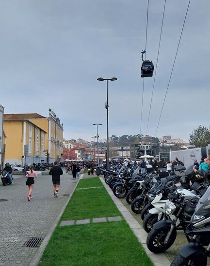 Seilbahn in Gaia- hier am Ufer des Douro gibt es viele Portweinkeller.
Wir waren am Sonntag da und es gab ein Motorradtreffen mit Hunderten von Motorrädern, zwischendurch liefen auch noch zahlreiche Jogger.