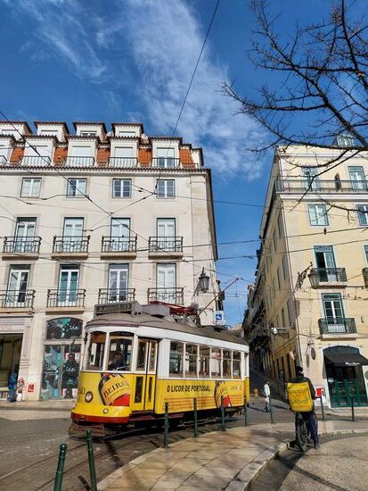 Straßenbahn in Lissabon- berühmt die Linie 28