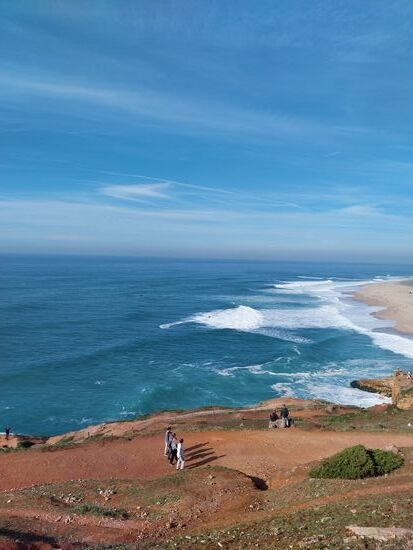 Blick auf den berühmten Surfstrand- Praia do Norte in Nazaré- hier nur mit "Mini- Monsterwellen"