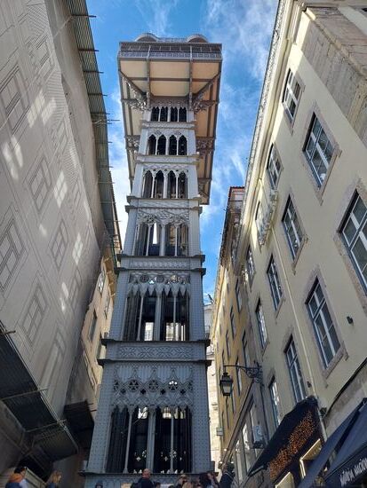 Elevador de Santa Justa- gußeiserner Fahrstuhl aus dem Jahre 1902- umgeben von Einkaufsstraßen