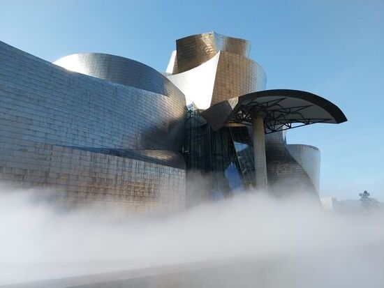 Guggenheim-Museum (Eröffnung 1997) mit Nebelinstallation (von Fujiko Nakaya) - über 1 Million Besucher jährlich