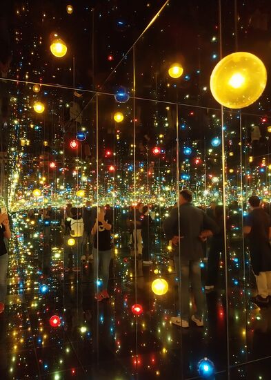 Lichtinstallation der japanischen Künstlerin Yayoi Kusama (94 Jahre alt)- sie leidet unter Halluzinationen und lebt mittlerweile  auf eigenen Wunsch in einer psychiatrischen Klinik, hier im Guggenheim-Museum in Bilbao kann man in einem Spiegelkabinett mit geschlossener Tür ihr Werk mit Musik und fazinierender Lichterabfolge erleben